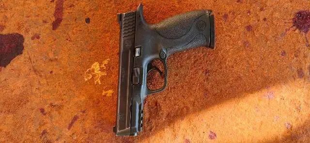 Policiais do Batalhão de Choque apreendendo armas e drogas em rua residencial
