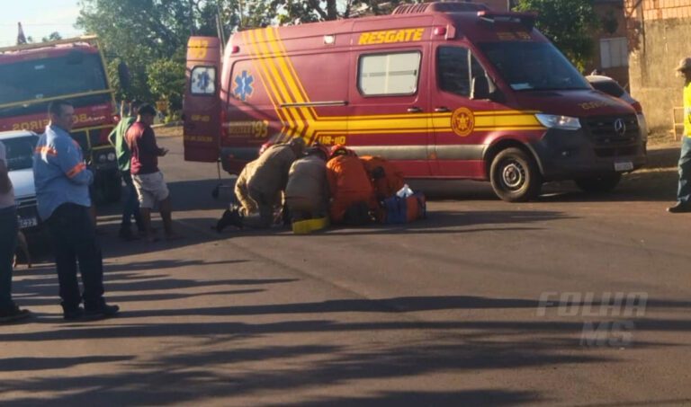 Passageira de moto sofre suspeita de fratura após colisão com carro no Centro de Corumbá