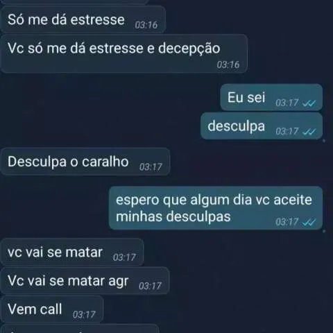 Varanda residencial vazia ao amanhecer com fita de isolamento policial e celular exibindo conversas virtuais borradas