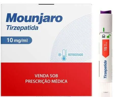 Frascos e caixas de Mounjaro com rótulos e um carimbo 'Apreendido' em documento oficial