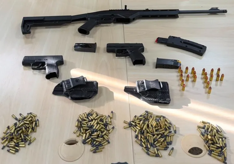 PF apreende armas e munições durante operação contra fraude em registro de CAC em Campo Grande