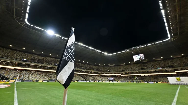 Fachada da Arena MRV durante o entardecer com torcedores ao redor