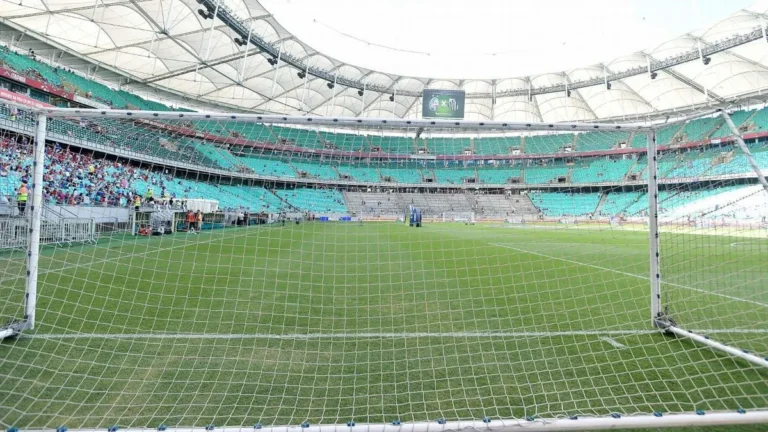 Jogadores de Bahia e Chapecoense em partida na Arena Fonte Nova