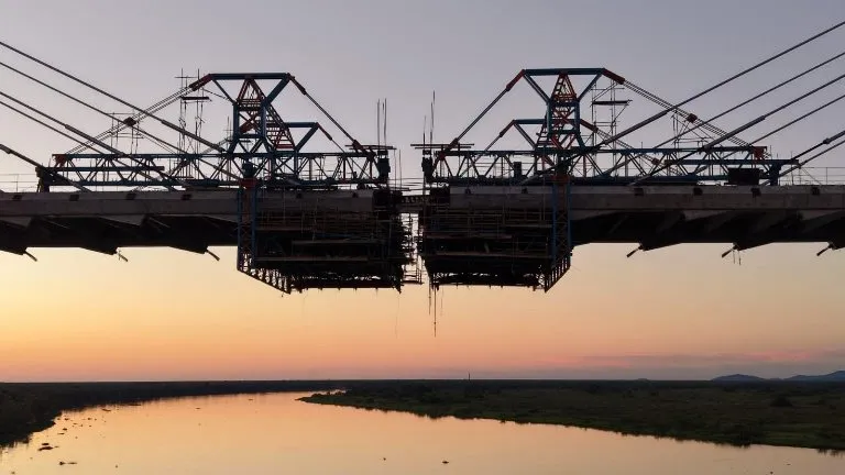 Estruturas da Ponte Bioceânica em fase de conexão sobre o Rio Paraguai entre Brasil e Paraguai