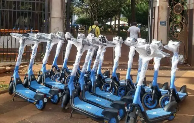Usuários com patinetes elétricos JET circulando por ciclovia em bairro central de Campo Grande