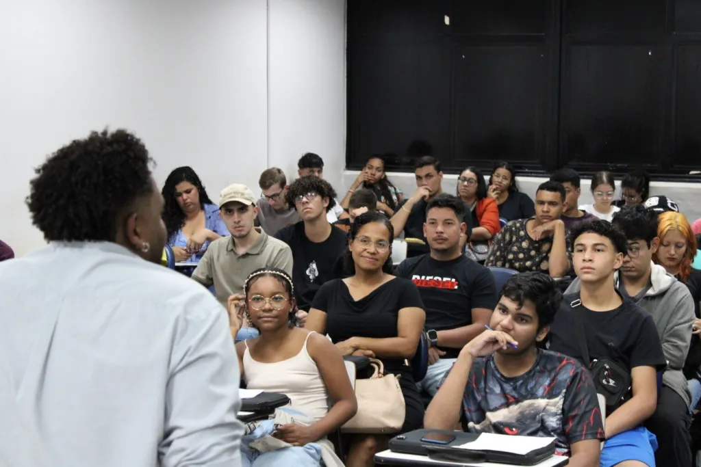 Jovens estudantes participam de aula preparatória gratuita para vestibulares e Enem em Campo Grande.