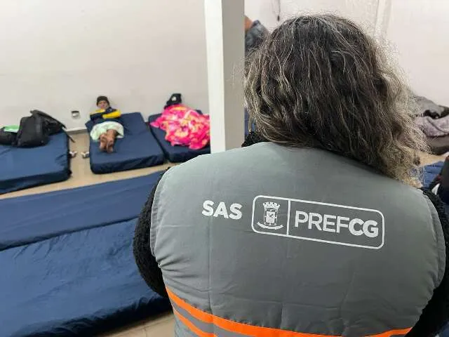 Ponto de apoio temporário no Parque Ayrton Senna para acolhimento durante noite fria em Campo Grande.