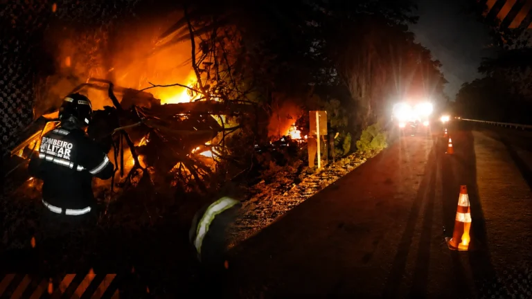 Carreta de transporte de minério tomba e pega fogo na BR-262 em Corumbá após estouro de pneu