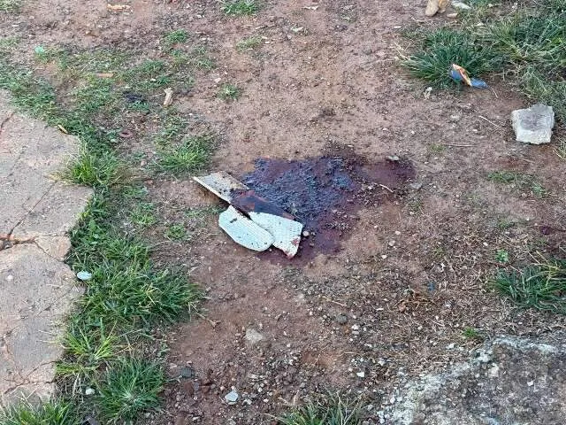 Local de crime à noite em rua residencial de Campo Grande com investigação policial e motocicletas.