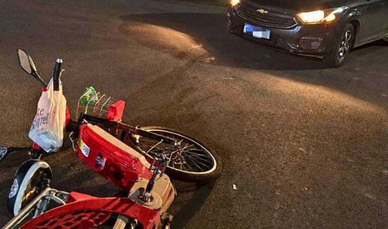 Colisão entre carro e bicicleta elétrica deixa mulher ferida em cruzamento de Corumbá