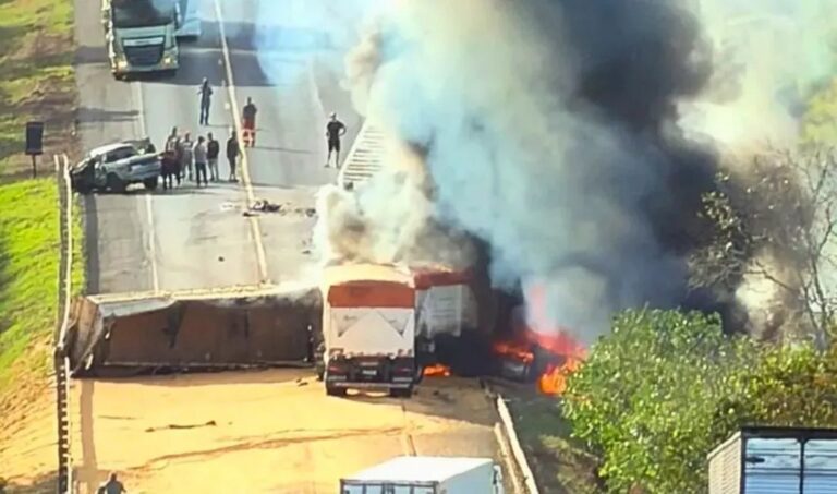 Carreta em chamas após colisão que interditou rodovia entre Cassilândia e Paranaíba