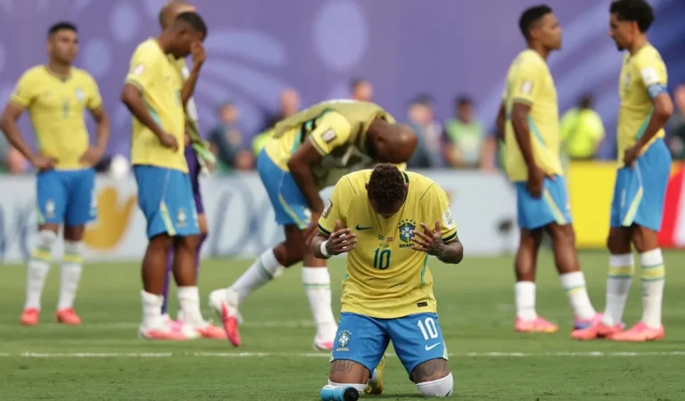 Torcedores em bar após eliminação da seleção acompanhando jogo em televisão com expressões de decepção