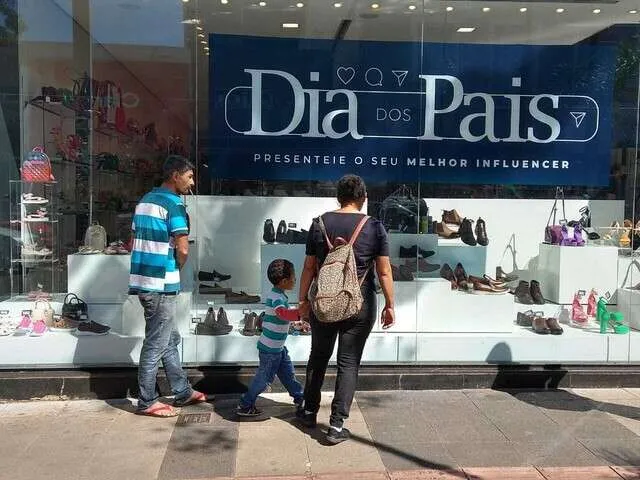 Consumidores observando vitrines e comprando presentes em comércio de rua no Dia dos Pais em Mato Grosso do Sul