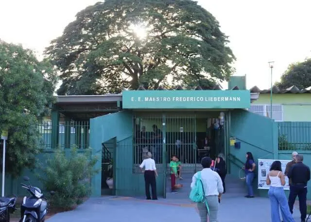 Edital e documentos oficiais do concurso para professores sobre mesa com mapa de Mato Grosso do Sul ao fundo
