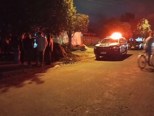 Fita policial em frente a residência durante investigação de homicídio em Caarapó
