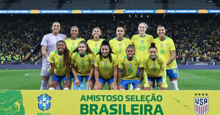 Torcida lotando estádio em jogo feminino com bandeiras e camisas do Brasil