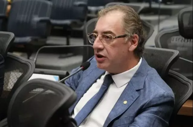 Prédio de tribunal e documentos judiciais relacionados à prisão preventiva de Neno Razuk