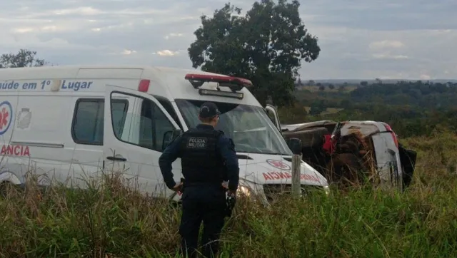 Carro capotado em propriedade rural na lateral da MS-080 com isolamento policial