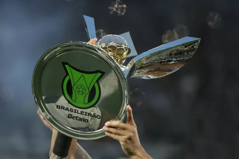 Jogadores disputam a bola em partida do Campeonato Brasileiro