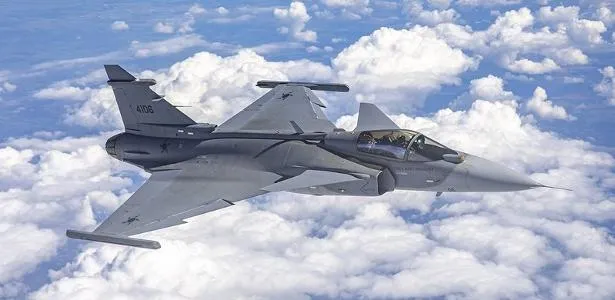 Linha de montagem de caças Gripen na fábrica de Gavião Peixoto com técnicos e bandeira do Brasil