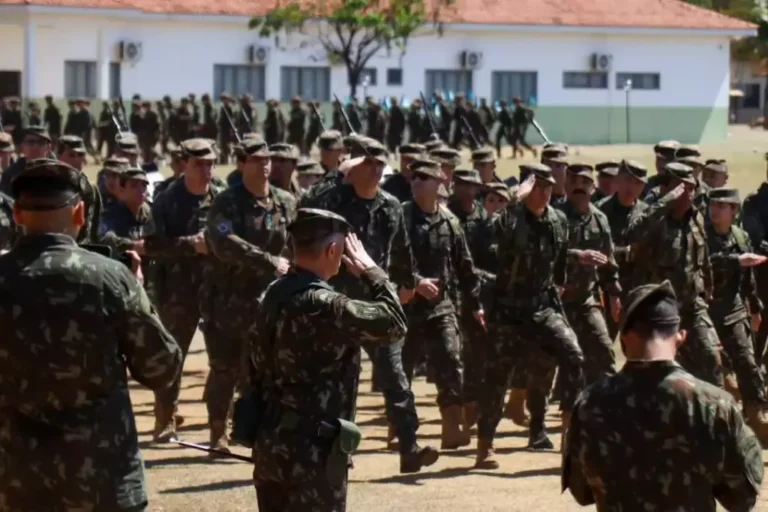 Militares em formação em frente ao prédio da 9ª Região Militar