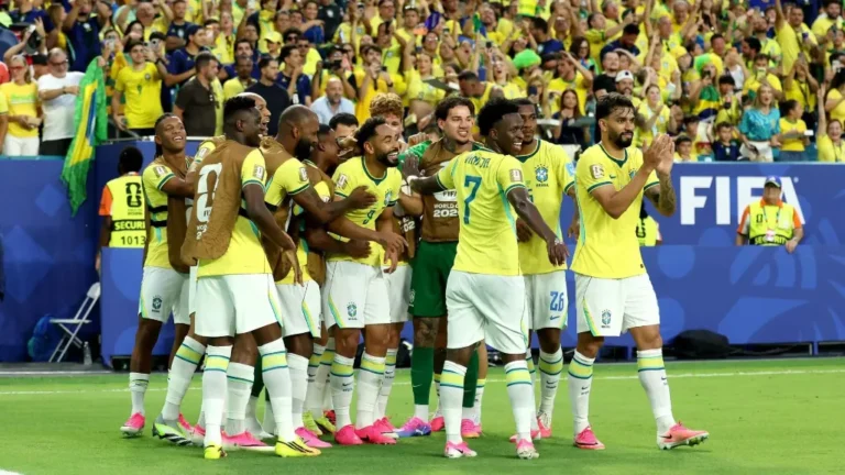 Estádio com céu tempestuoso, relâmpagos e placares mostrando México x Inglaterra e Brasil x Noruega