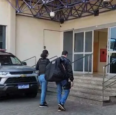 Viaturas policiais em frente à Secretaria de Saúde e materiais apreendidos durante a Operação Gutenberg