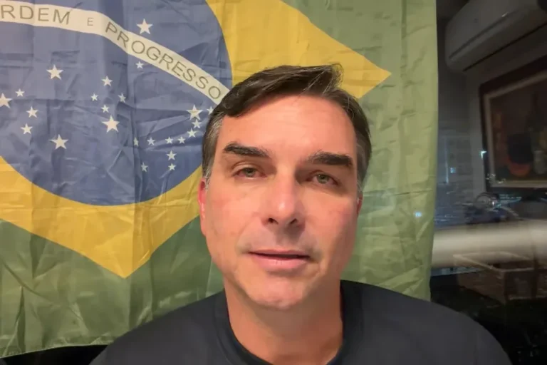 Fachada do Supremo Tribunal Federal em Brasília em meio a debate sobre decisão judicial envolvendo Flávio e Jair Bolsonaro.