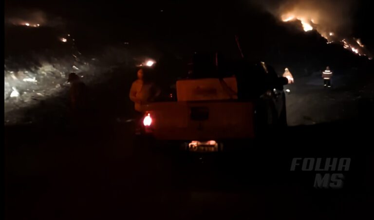 Bombeiros controlam incêndio em aterro sanitário após duas horas de combate em Corumbá