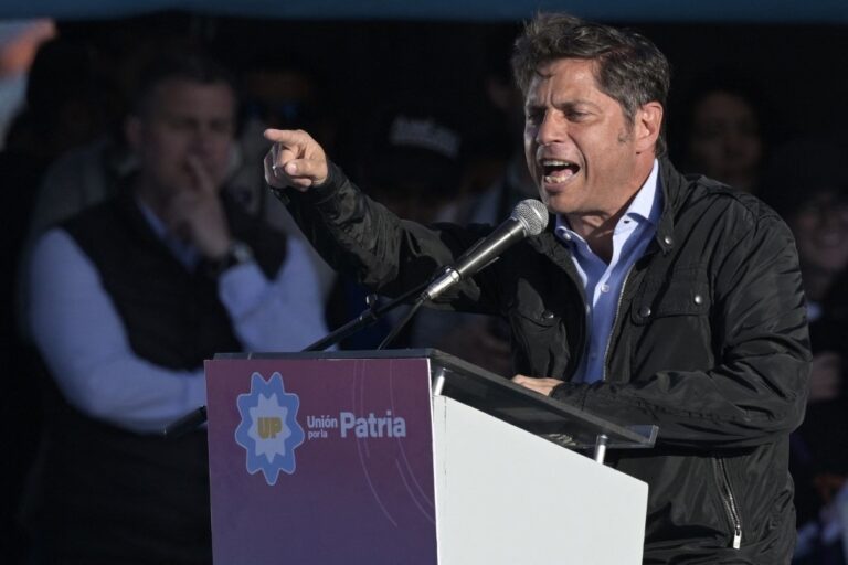Governador de Buenos Aires repudia ataques de Milei ao Brasil e critica apoio a Flávio Bolsonaro