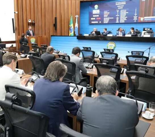 Fachada do Palácio do Governo de Mato Grosso do Sul com bandeiras e servidores
