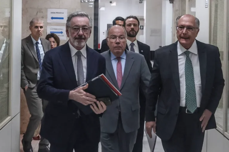Ministro e representantes da indústria em reunião sobre tarifas dos EUA