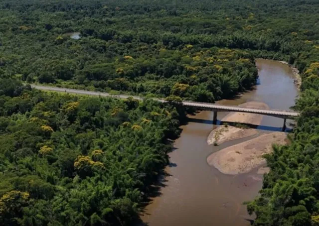 Ponte sobre o Rio Miranda com obras de concretagem e sinalização de interdição.