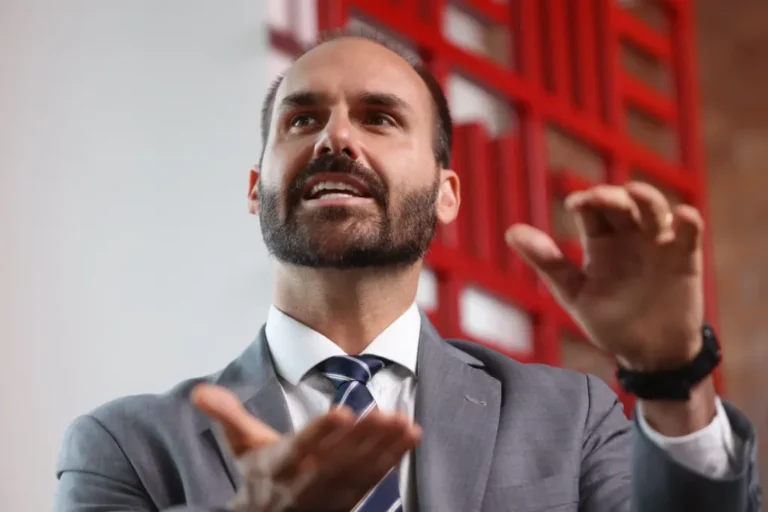 Figura de político com sobreposição de green card e bandeiras do Brasil e dos Estados Unidos ao fundo