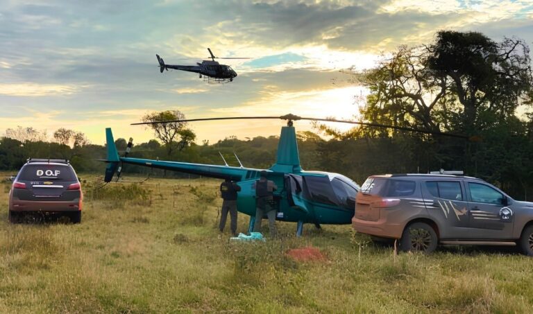 Helicóptero com quase 346 kg de cocaína é interceptado em MS; pilotos são presos após tentativa de fuga