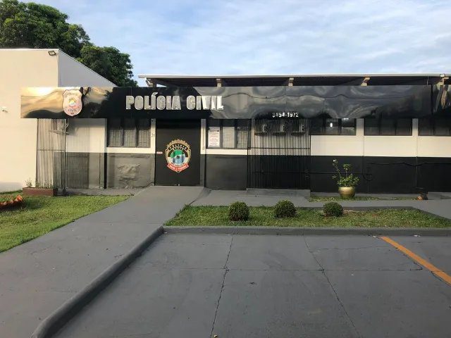 Local do ataque na Vila Juquita, Maracaju, com viatura da polícia e fita de isolamento