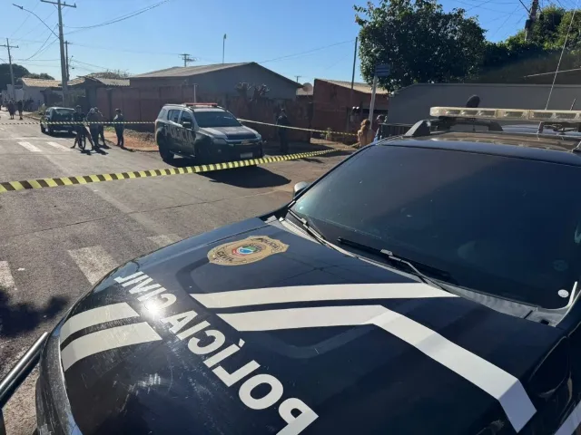 Viaturas e policiais da Força Tática isolam cena de abordagem em rua residencial de Nova Andradina