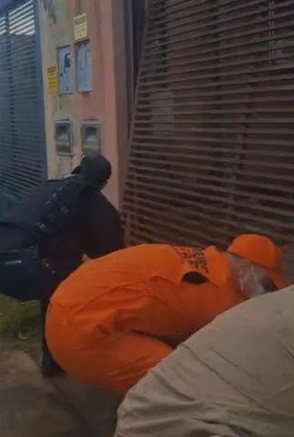 Policiais e socorristas diante de residência onde idosa foi encontrada desnutrida em Campo Grande