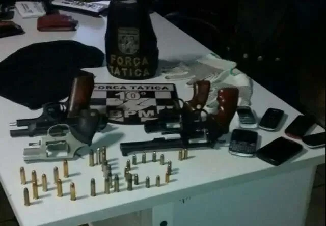 Homem sendo conduzido por policiais após prisão relacionada a furto e roubo de gado