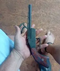 Abordagem policial a homem com tornozeleira e garrucha apreendida em frente a residência