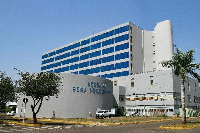 Profissionais de saúde diante do Hospital Regional e computador com formulário de inscrição para processo seletivo