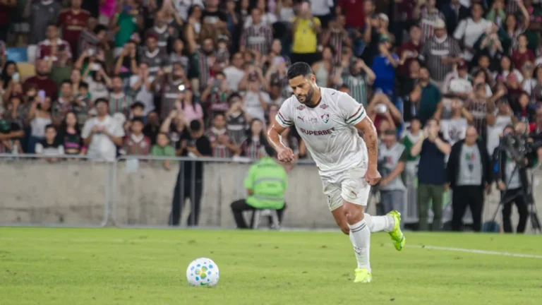 Jogador do Fluminense cobra pênalti durante amistoso contra o Bahia no Maracanã