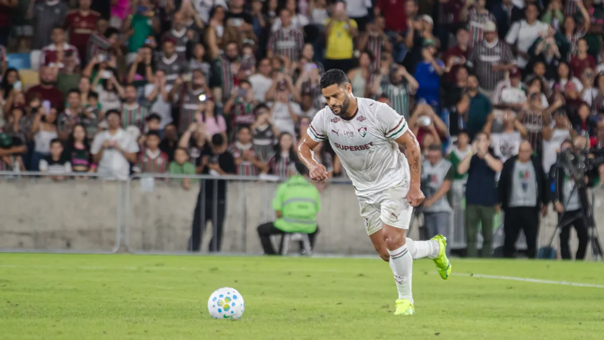 Jogador do Fluminense cobra pênalti durante amistoso contra o Bahia no Maracanã