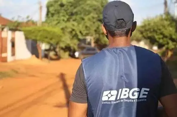 Equipe do IBGE em visita a propriedade rural com formulários e calendário mostrando prazo de inscrição