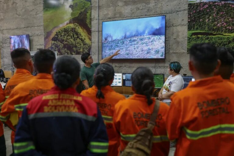 Militares bolivianos em treinamento no Pantanal usando drones e tablets com mapas térmicos
