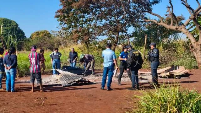 Barraco queimado na Aldeia Jaguapiru com perícia no local