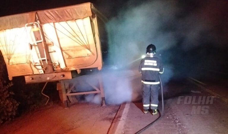 Incêndio atinge caminhão na BR-262 e bombeiros usam 3 mil litros de água para controlar chamas