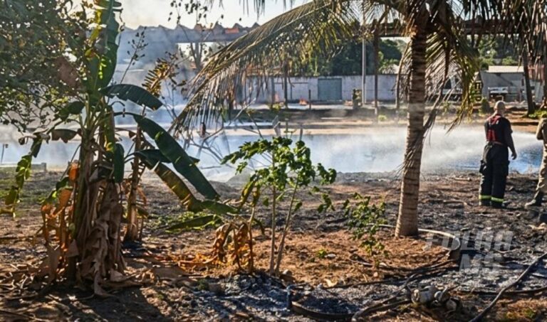 Bombeiros controlam incêndio em vegetação e evitam que fogo atinja linha férrea em Corumbá