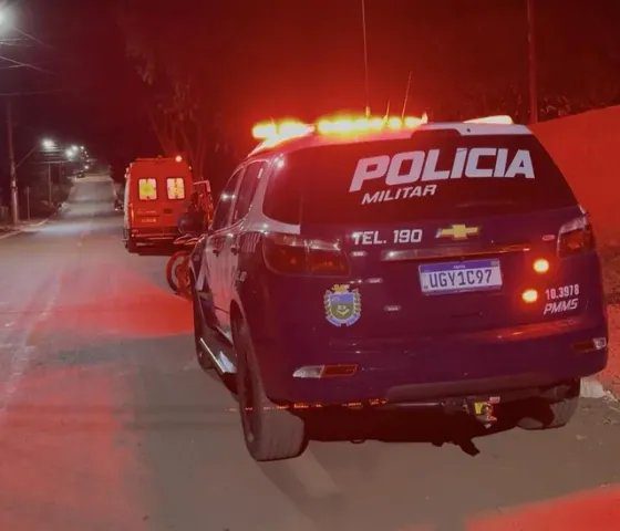 Viatura policial diante de residência onde ocorreu uma briga familiar em Rio Verde de Mato Grosso
