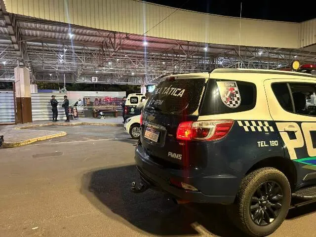 Terminal rodoviário de Três Lagoas à noite com viatura policial e fita de isolamento